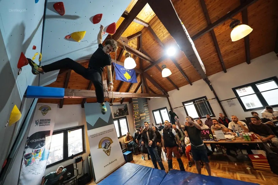 Garues në murin e bouldering-ut gjatë Peja Rock Climbing Festival.