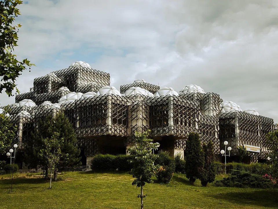 Arkitektura e Bibliotekës Kombëtare të Kosovës në Prishtinë.