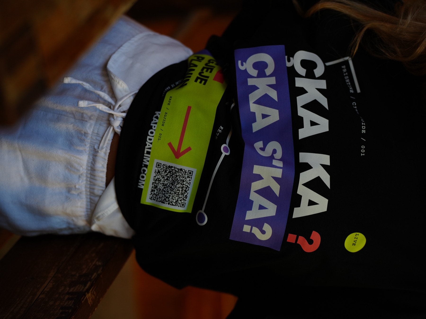 Close view of the RRUGA 01 T-shirt front print
