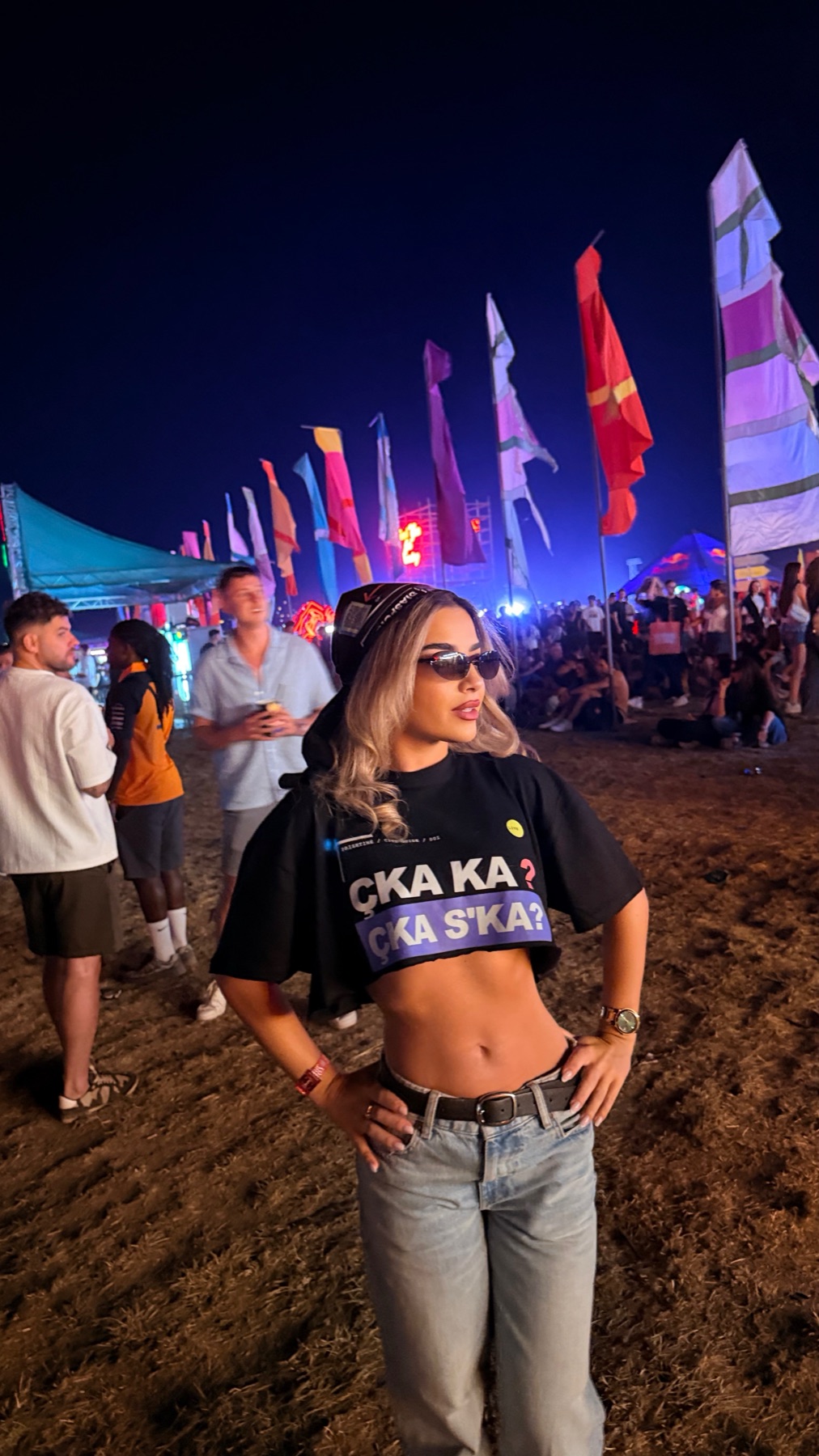 Woman showing a full outfit with the RRUGA 01 T-shirt at Sunny Hill